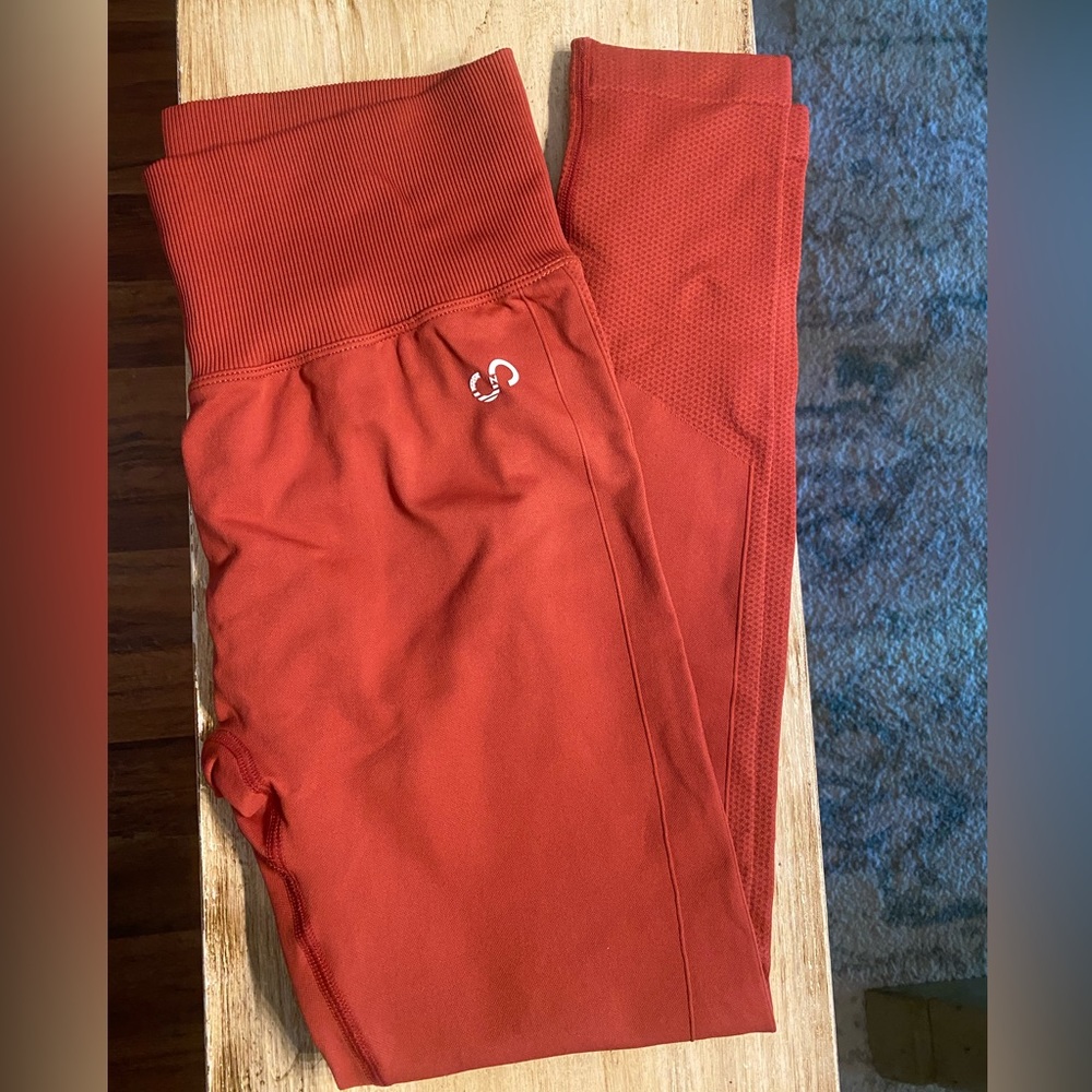 CNC activewear red contour seamless leggings with booty scrunch